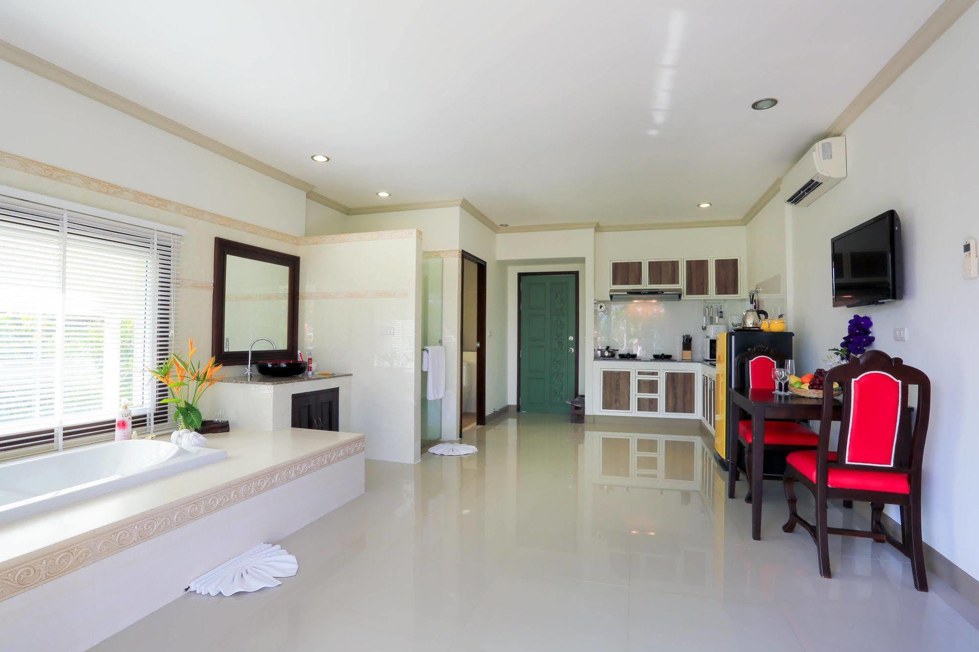 Naka Resort Kamala Beach Buitenkant foto