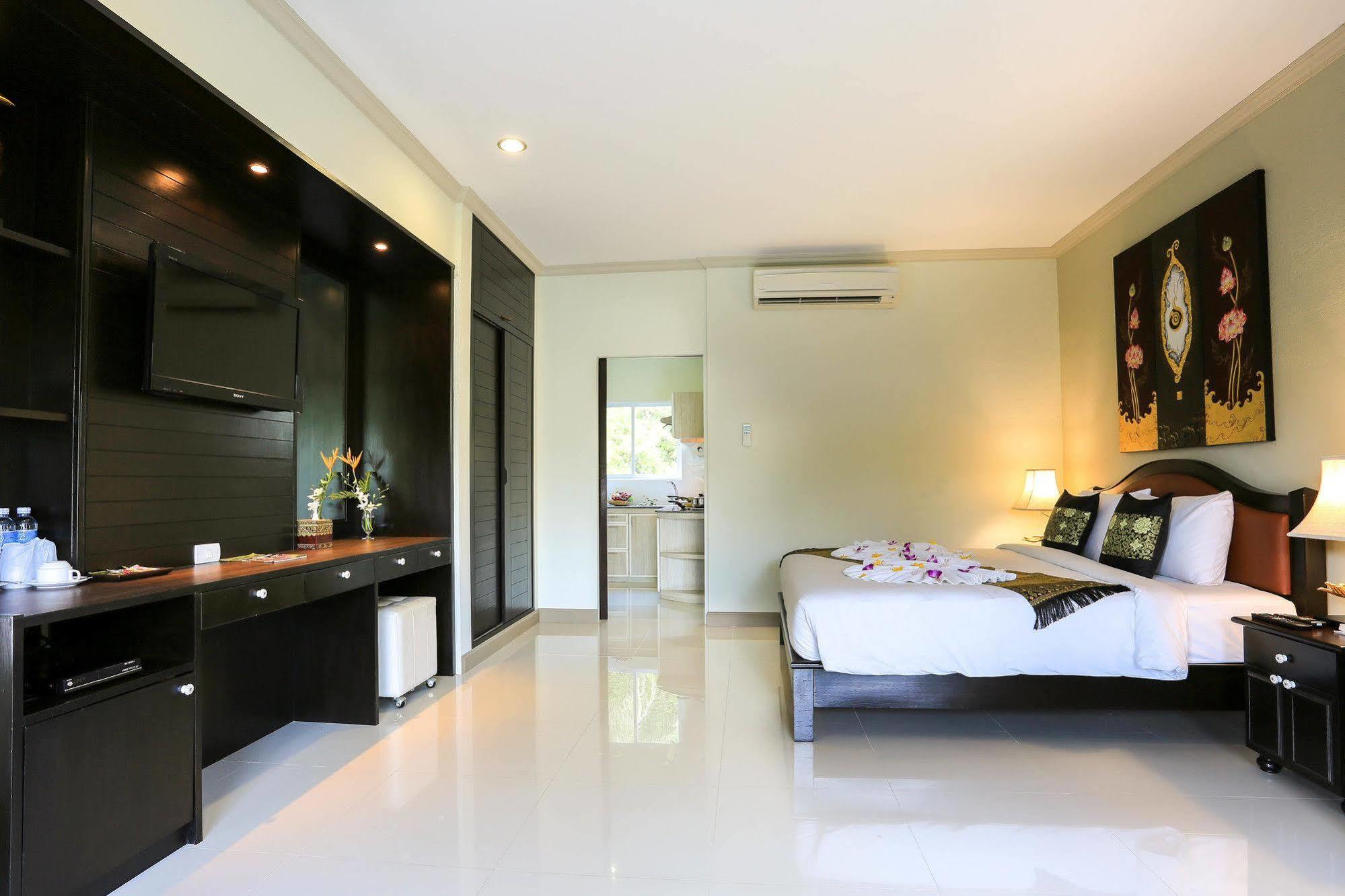 Naka Resort Kamala Beach Buitenkant foto